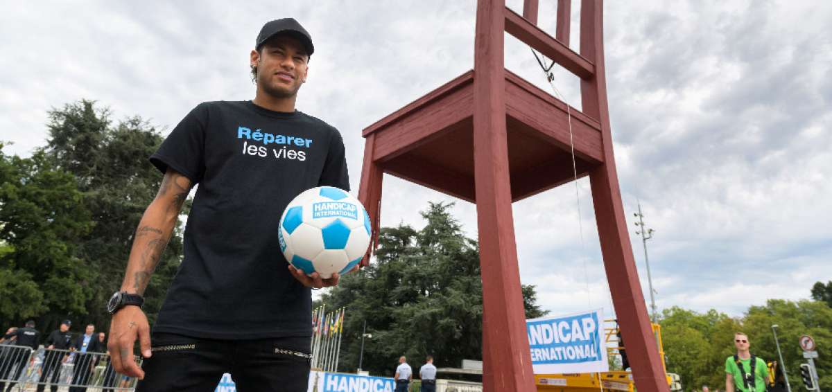 El Parque de los Pr&iacute;ncipes se prepara para ver el estreno de Neymar
