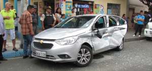 El auto chocado qued&oacute; a un costado de la v&iacute;a. El conductor fue auxiliado por los bomberos.