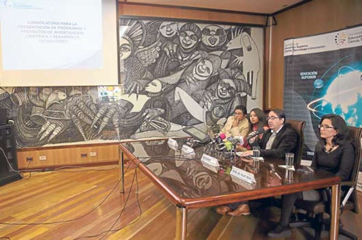 Ren&eacute; Ram&iacute;rez (d), secretario de la Senescyt, hizo la convocatoria para presentar los proyectos. Foto: Marco Salgado |  El Tel&eacute;grafo.