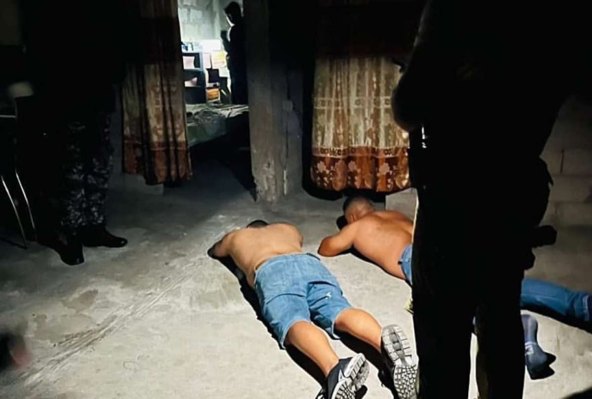 La Fiscalía y la Policía Nacional incautan cargamento de whisky adulterado, armas y documentos falsos.