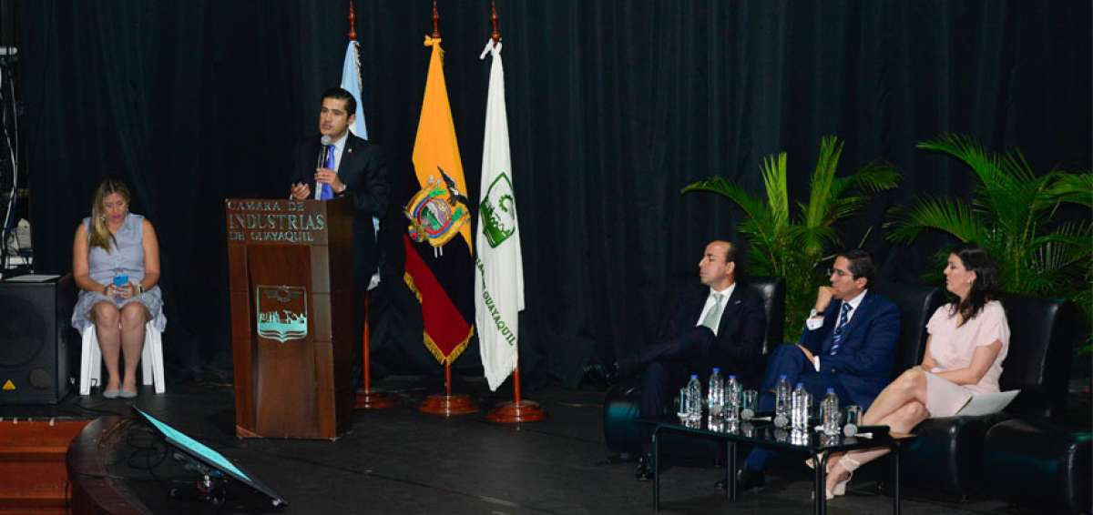 El ministro de Econom&iacute;a y Finanzas, Richard Mart&iacute;nez, durante su intervenci&oacute;n en el Foro de Fomento a la Inversi&oacute;n realizado este jueves 4 de octubre en Guayaquil.