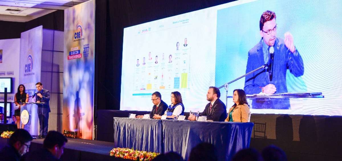 El titular del CNE, Juan Pablo Pozo, anunci&oacute; los resultados preliminares en rueda de prensa. 