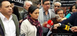 En los exteriores del Palacio de Carondelet, los familiares dialogaron con la prensa.