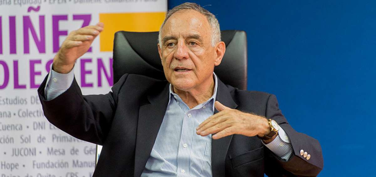 Moncayo eliminar&aacute; seis ministerios