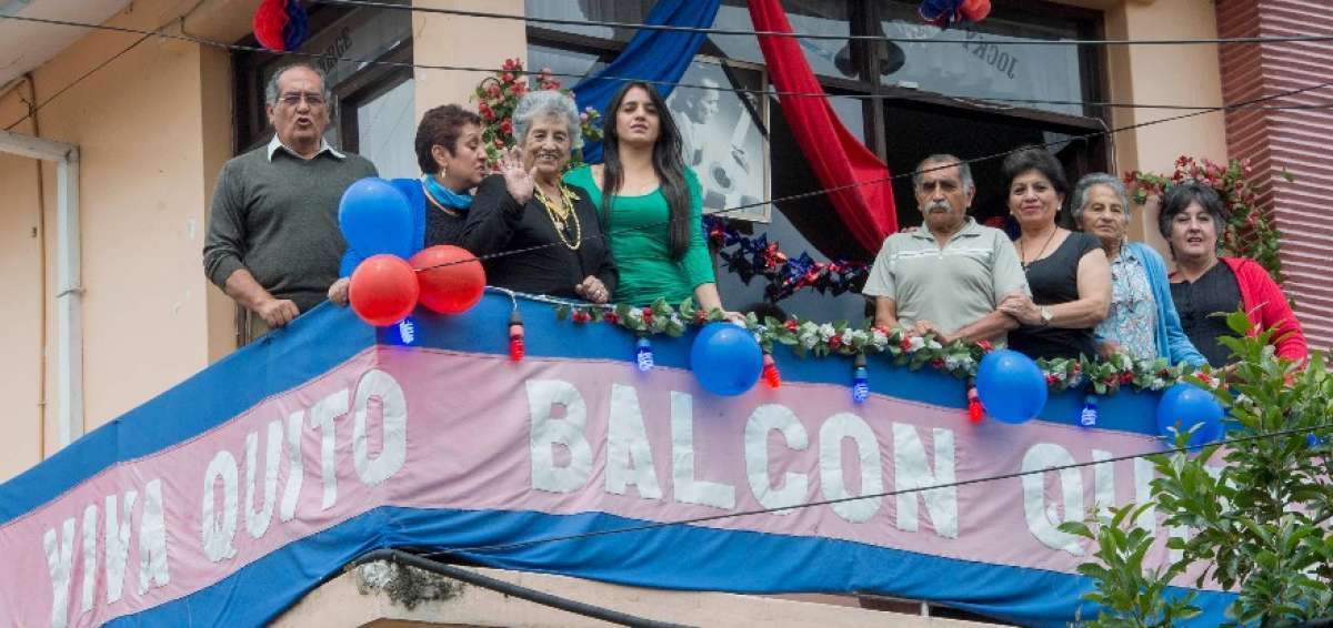 Familiares del m&uacute;sico Salas decoraron el balc&oacute;n para preservar la costumbre por las fiestas capitalinas.