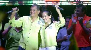 El presidente Rafael Correa, la candidata a la Alcald&iacute;a, Viviana Bonilla; y el aspirante a prefecto, Jimmy Jairala (d), fueron ovacionados. Foto: Jos&eacute; Mor&aacute;n