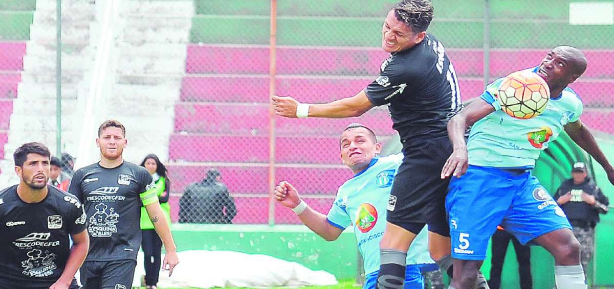 El delantero manabita Carlos Garc&eacute;s (d) disputa el bal&oacute;n con Galo Corozo en uno de los ataques de Delf&iacute;n.