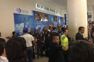 &Oacute;scar Washington Tab&aacute;rez (c) junto a sus colaboradores en el aeropuerto Jos&eacute; Joaqu&iacute;n de Olmedo: Foto: @mcarrasco727