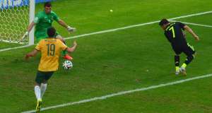 David Villa (d) anot&oacute; de taco ante Australia para el 1-0 parcial. Foto: AFP