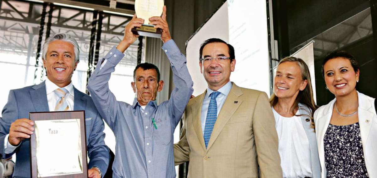 Servio Pardo (segundo a la izquierda), junto al ministro Carlos Cassinelli (centro), levanta orgulloso su premio.    