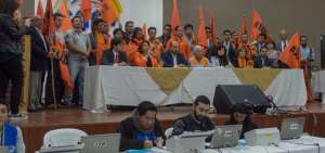 Miembros y simpatizantes de la Izquierda Democr&aacute;tica durante la inscripci&oacute;n del movimiento.
