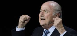 Pr&iacute;ncipe Ali renuncia, Blatter sigue al frente de la FIFA