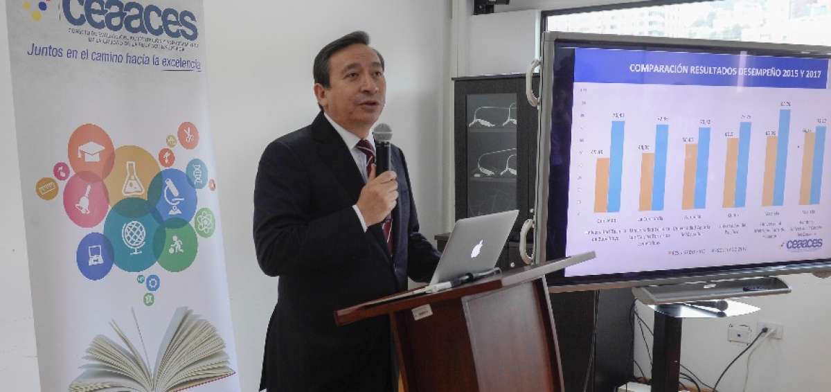 El titular del Ceaaces, Francisco Cadena, present&oacute; la evaluaci&oacute;n de las extensiones universitarias. 