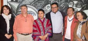 Juan Illicachi (centro) junto a las autoridades de educaci&oacute;n superior.