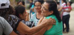 Durante los talleres que dan los psic&oacute;logos en Riochico, la poblaci&oacute;n participa con actividades que levantan el &aacute;nimo y ayudan en el proceso de retomar la calma.