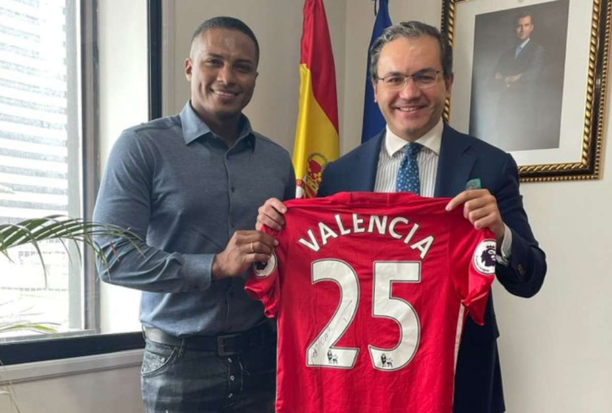 Antonio Valencia (izq.), junto con Antonio Ramos, c&oacute;nsul de Espa&ntilde;a