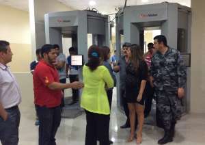 La ministra verific&oacute; el funcionamiento de los filtros de seguridad que incluyen arco y silla detectores de metales, scanners corporales y de objetos; y verificaci&oacute;n f&iacute;sica. Foto: Ministerio de Justicia 