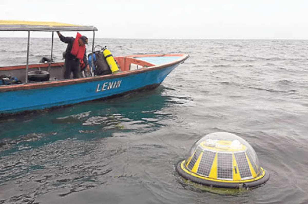Esta boya es una de las 4 instaladas en el pac&iacute;fico ecuatoriano almacenar&aacute; informaci&oacute;n sobre temperaturas del mar, oleajes, entre otros datos. Foto: Fabricio Cruz / El Tel&eacute;grafo