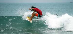 El surfista mantense Bruce Burgos (12 a&ntilde;os), durante su participaci&oacute;n en la final de la categor&iacute;a sub-14, en la que result&oacute; vencedor.