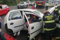 Un vehículo perdió pista en la Av. Simón Bolívar en Quito