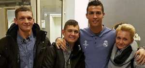Cristiano Ronaldo recibe a un ni&ntilde;o que sali&oacute; de un coma escuchando sus goles