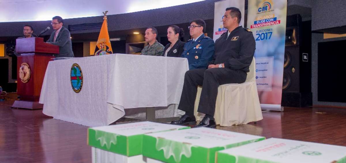 Diego Tello, coordinador de Procesos Electorales, entreg&oacute; 43.667 credenciales a representantes de las tres ramas de FF.AA., para que los militares puedan sufragar.