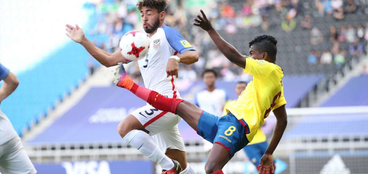 El mediocampista ecuatoriano Wilter Ayov&iacute; (8) disputa la pelota con el zaguero central de los EE.UU. Danilo Acosta (3), el encuentro se desarroll&oacute; ayer en Incheon.