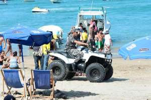 Agentes de Polic&iacute;a Nacional tambi&eacute;n recorren las playas en cuadrones. Foto: William Orellana 