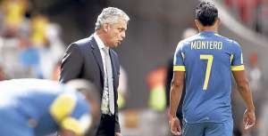 El entrenador de la selecci&oacute;n nacional le pide tranquilidad a sus jugadores. Montero escucha. Foto: EFE