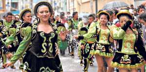 Los vestidos llamativos que se usan en las comparsas denotan alegr&iacute;a y atraen a los turistas en febrero. Foto: Elizabeth Maggi / Para El Tel&eacute;grafo