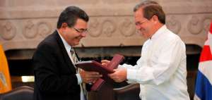 Gobierno ecuatoriano condecor&oacute; a embajador cubano