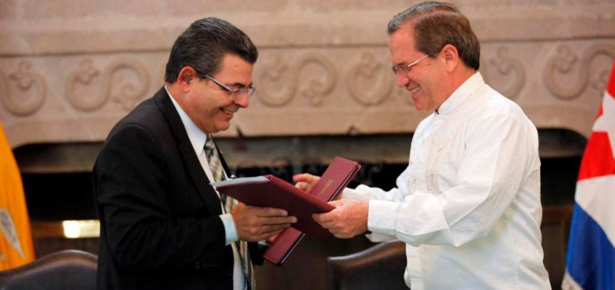 Gobierno ecuatoriano condecor&oacute; a embajador cubano