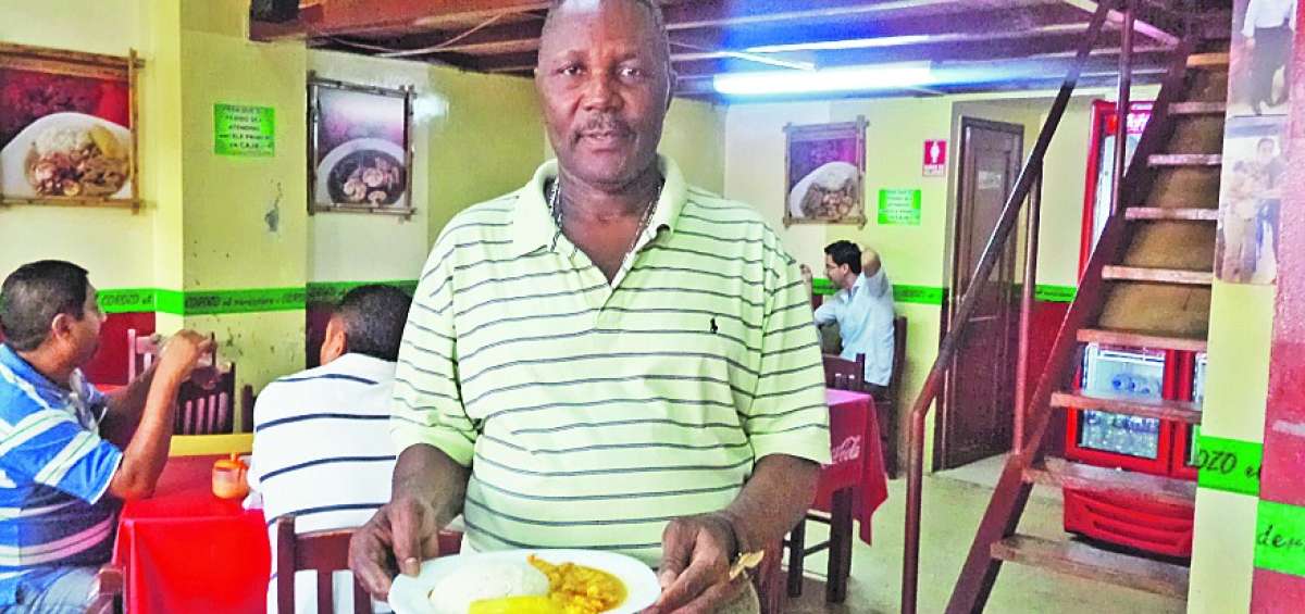 Daniel Corozo empez&oacute; a cocinar en 1974. Su local, ubicado en el centro de la ciudad, ofrece comida t&iacute;pica.