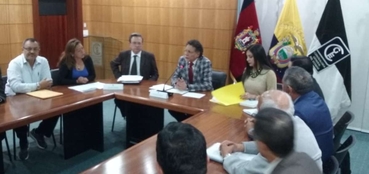 Pablo Celi (c), contralor subrogante, anunci&oacute; el examen en rueda de prensa en Quito.