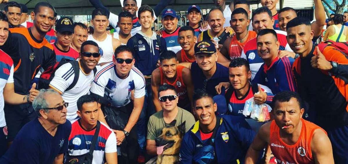 El equipo de la Infanter&iacute;a de Marina celebra el triunfo en la regata_Guayaquil - Posorja, en la categor&iacute;a de regata de cuatro con timonel. 