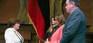 Elizabeth Cabezas (der.), presidenta de la Asamblea Nacional, tom&oacute; el juramento a la nueva autoridad de control, previamente a su posesi&oacute;n.