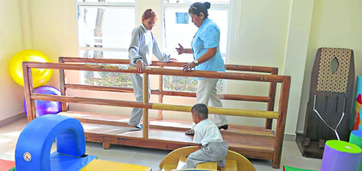 Los chicos de la Unidad Educativa Manuela Espejo tienen un sal&oacute;n de terapia f&iacute;sica. Las actividades se realizan de manera individual o en grupo. Foto: Eduardo Escobar / El Tel&eacute;grafo