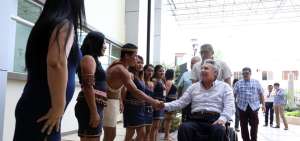 El mandatario Len&iacute;n Moreno fue recibido por j&oacute;venes ind&iacute;genas en el nosocomio de la capital de Napo, que beneficiar&aacute; a m&aacute;s de 100 mil personas.