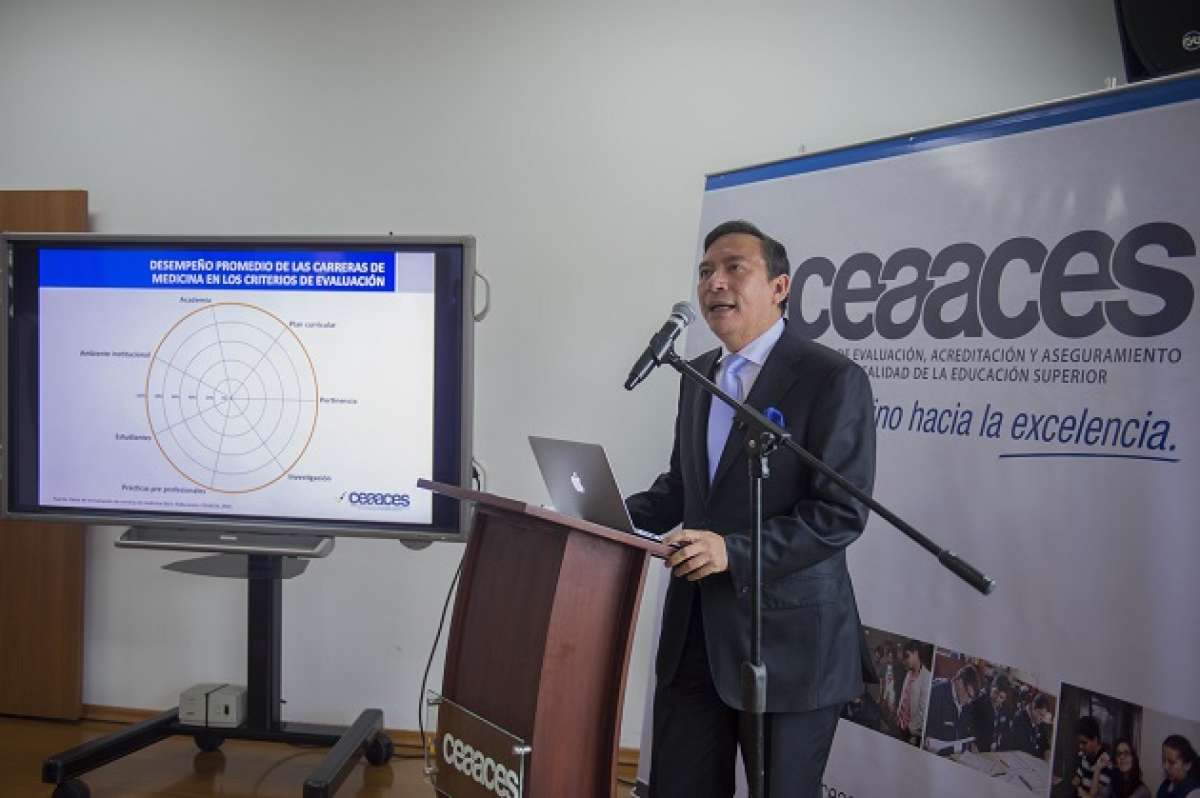 El presidente del Ceaaces, Francisco Cadena, present&oacute; hoy los resultados de la acreditaci&oacute;n de la carrera de Medicina en Ecuador. Foto: Daniel Molineros/ EL TEL&Eacute;GRAFO