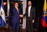 El presidente Daniel Noboa estrecha la mano con Nayib Bukele, tras una reunión bilateral en San Salvador.