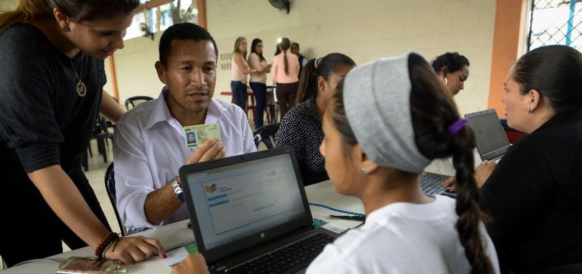 En el colegio Otto Arosemena, los padres se acercaron a inscribir a sus hijos para educaci&oacute;n inicial.