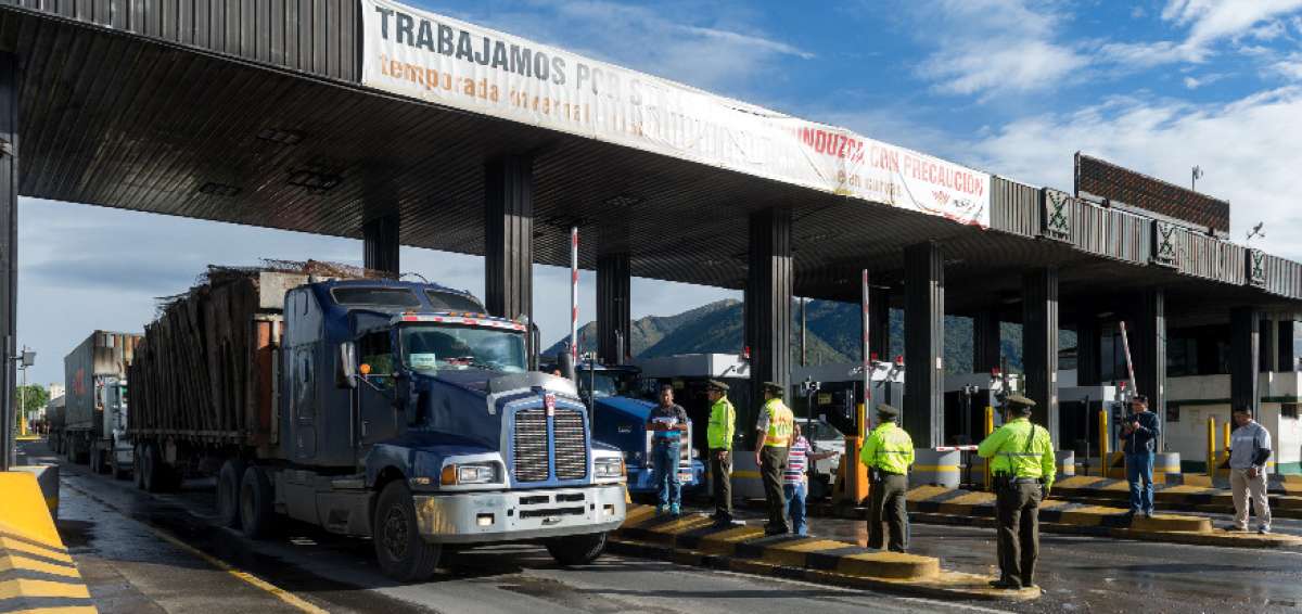 Los transportistas pesados presionan para que se reestructure la tarifa del peaje ubicado en Al&oacute;ag con el fin de evitar el pago de un valor triplicado.