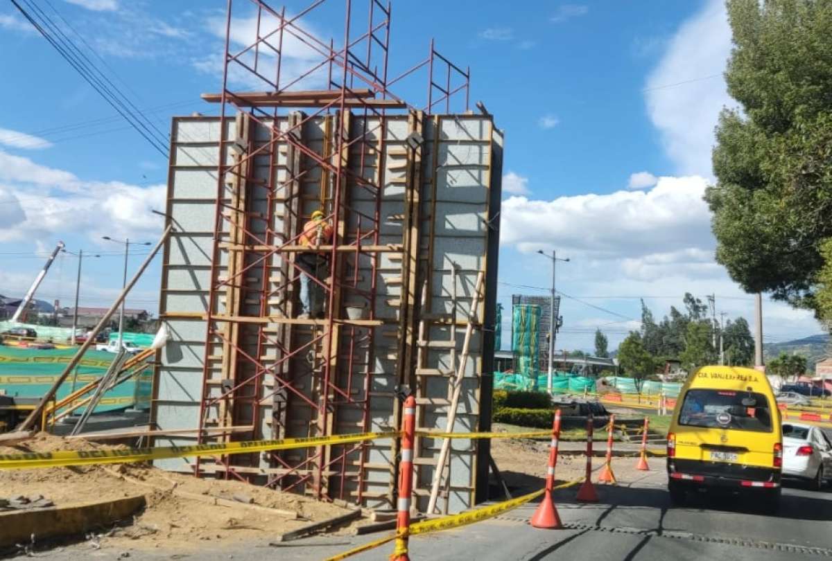 El intercambiador que se construye en el puente 8 de la autopista General Rumiñahui costará USD 1,9 millones