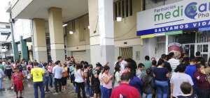Tras el anuncio del primer caso de coronavirus en Ecuador, las farmacias y distribuidoras se abarrotaron. Los ciudadanos demandaron mascarillas, gel antibacterial, alcohol y vitamina C.