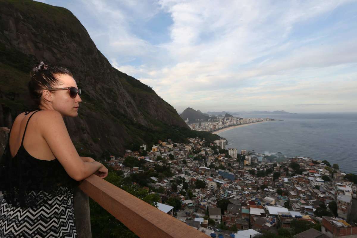Una turista alemana mira hacia la playa de Copacabana desde el balc&oacute;n del hotel Favela Inn, que ofrece habitaciones por 45 d&oacute;lares. Foto: EFE