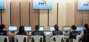 En las instalaciones del excomisariato de las Fuerzas Armadas (Cossfa) se realiza la verificaci&oacute;n de las firmas.