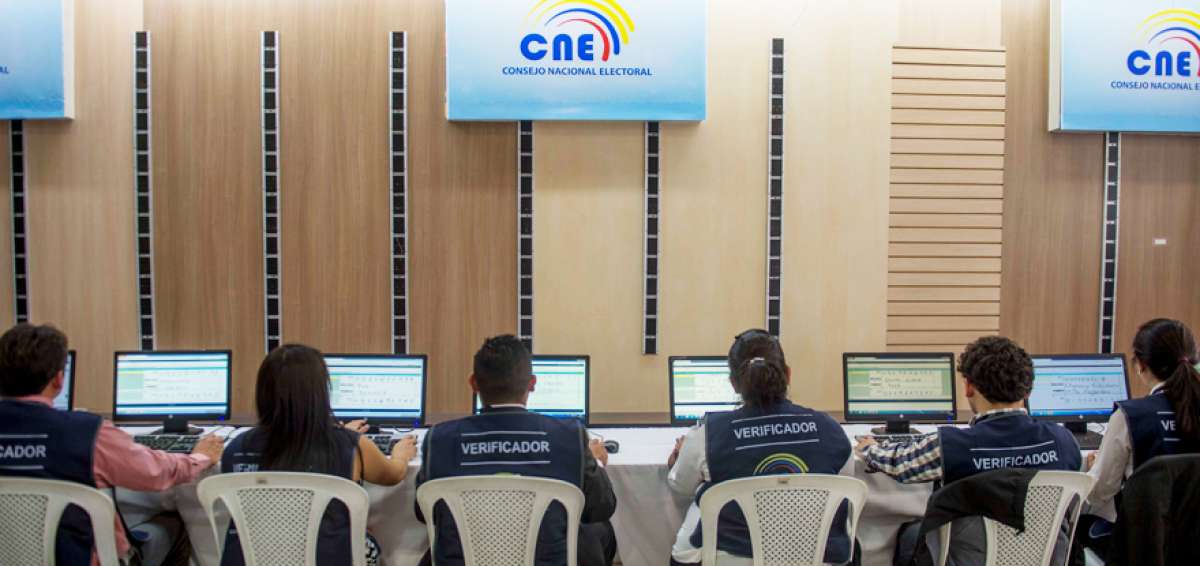 En las instalaciones del excomisariato de las Fuerzas Armadas (Cossfa) se realiza la verificaci&oacute;n de las firmas.