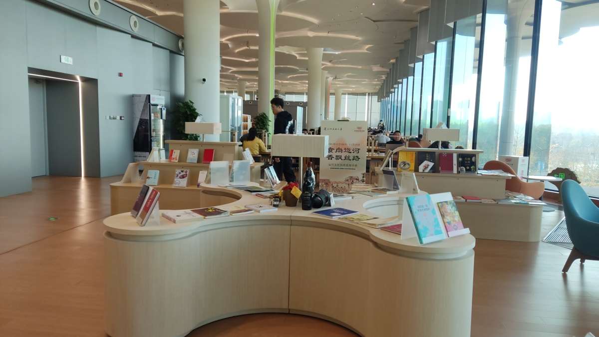 En la Biblioteca de la Ciudad de Beijing está la sala de lectura más grande del mundo.