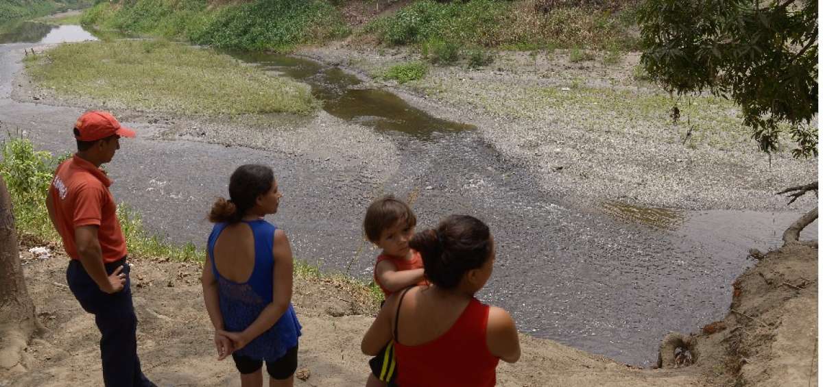 Ciudadanos de Pedro J. Montero usan el agua del r&iacute;o en sus actividades diarias.