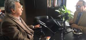 El candidato a la Presidencia por Alianza PAIS, Len&iacute;n Moreno, durante una entrevista radial. 